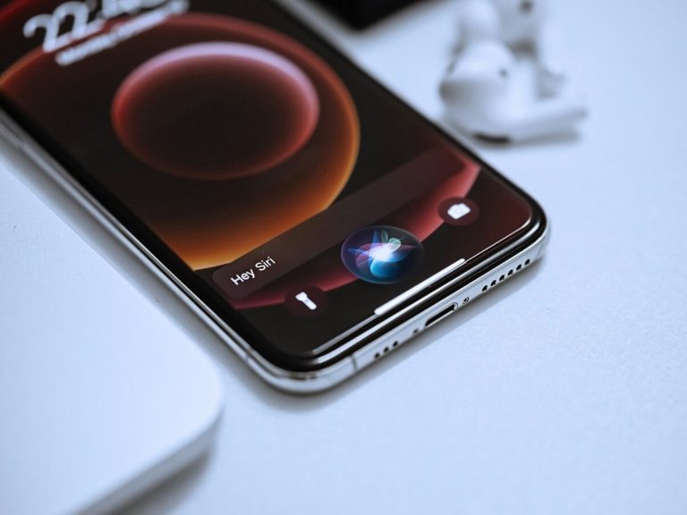 Apple fa il patto col nemico: Siri sarà più smart con l'aiuto di Gemini?